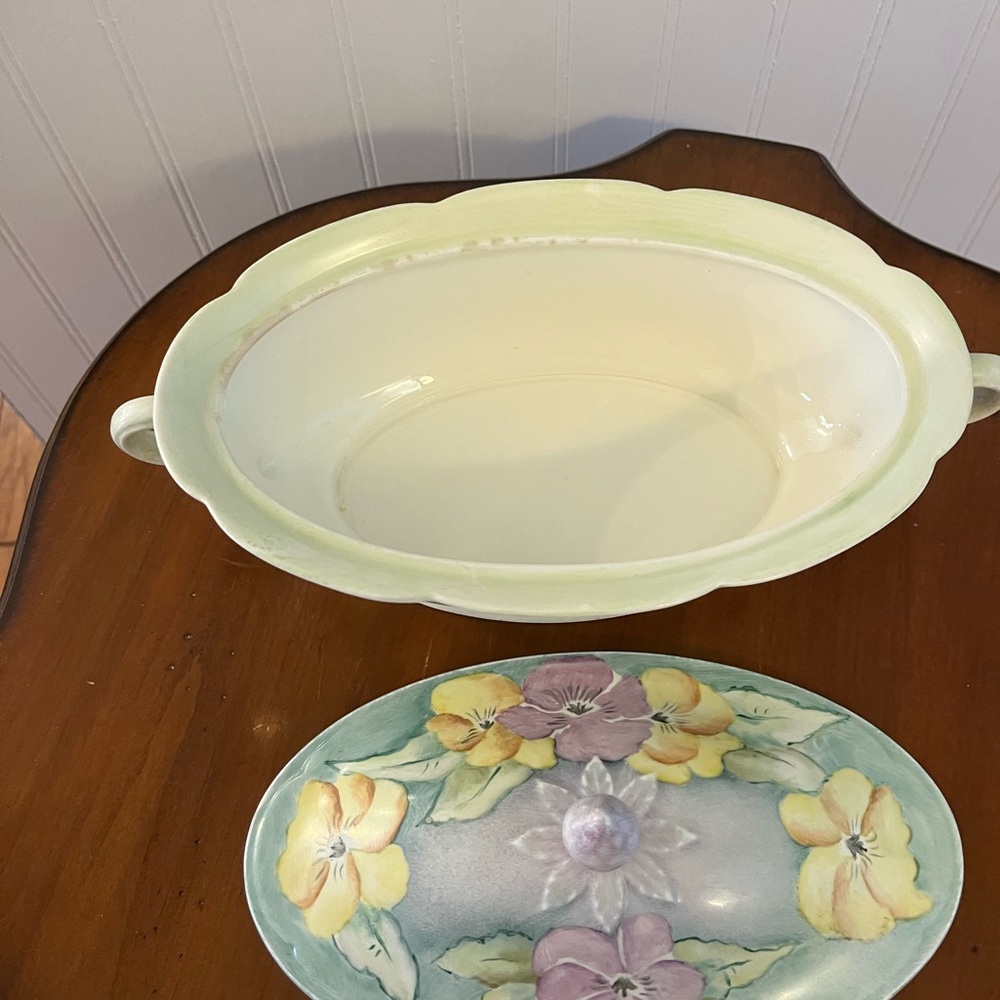 Vintage/Antique hand painted‎ covered casserole - Picture 4 of 7